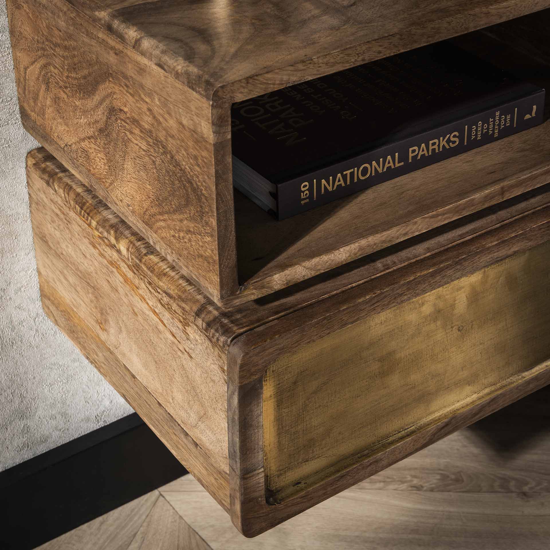 Home Designs Hängender Nachttisch 40 cm „Brass“ – Massivholz trifft auf echtes Messing