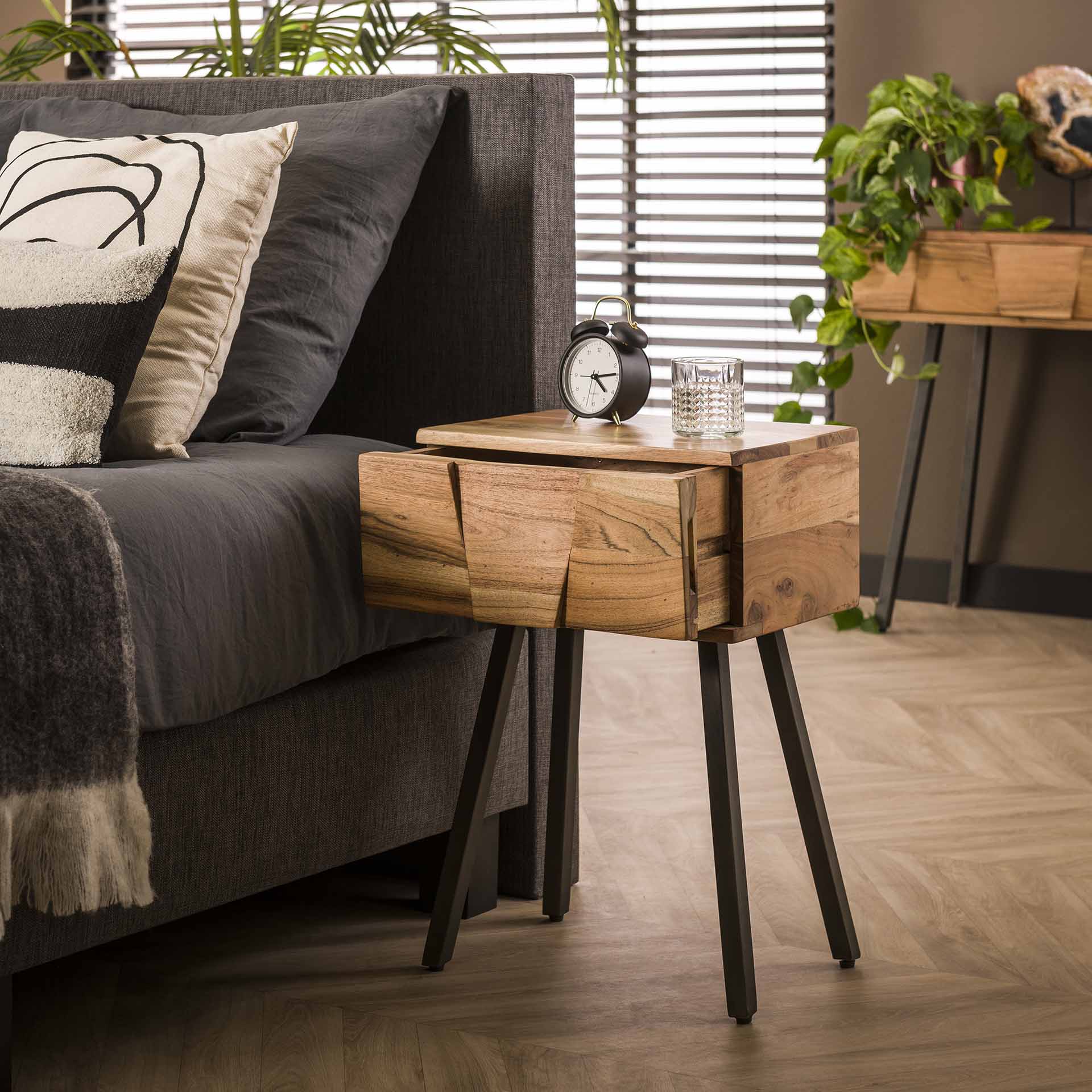 Nachttisch Demn Akazie massiv – Holz & Metall, 1 Schublade