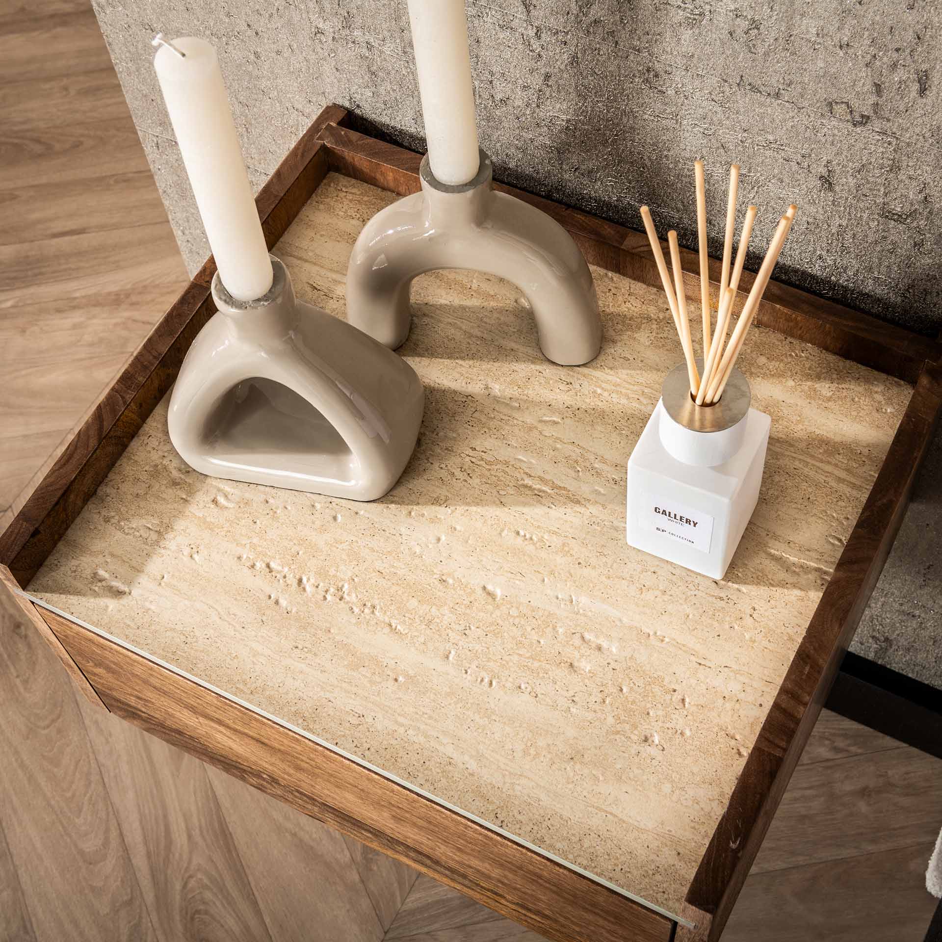 Stilvoller Hängender Nachttisch Nuovo Keramik in Travertinoptik