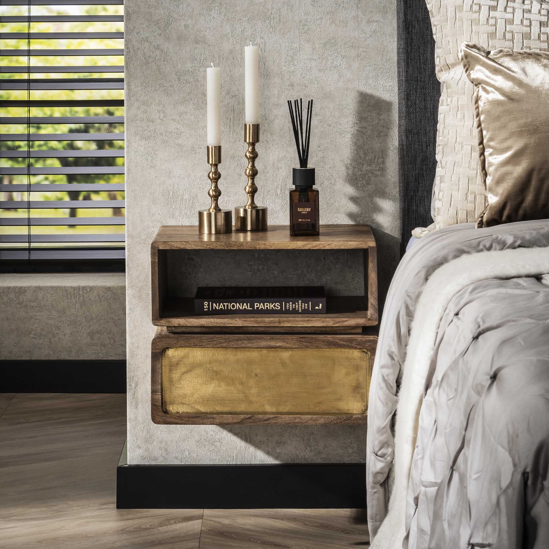 Home Designs Hängender Nachttisch 40 cm „Brass“ – Massivholz trifft auf echtes Messing