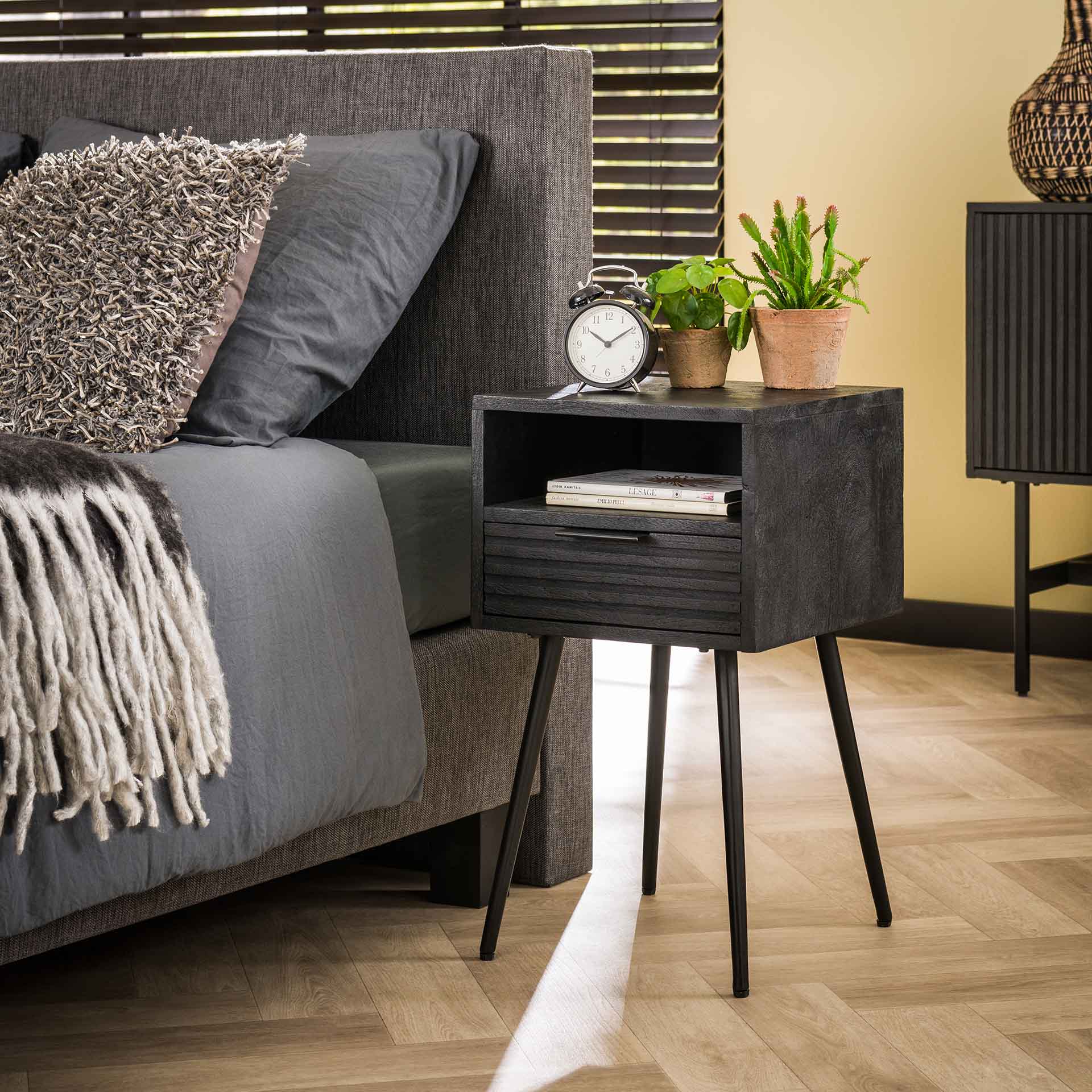 Home Designs Nachttisch 1L marina / Massiv mango schwarz