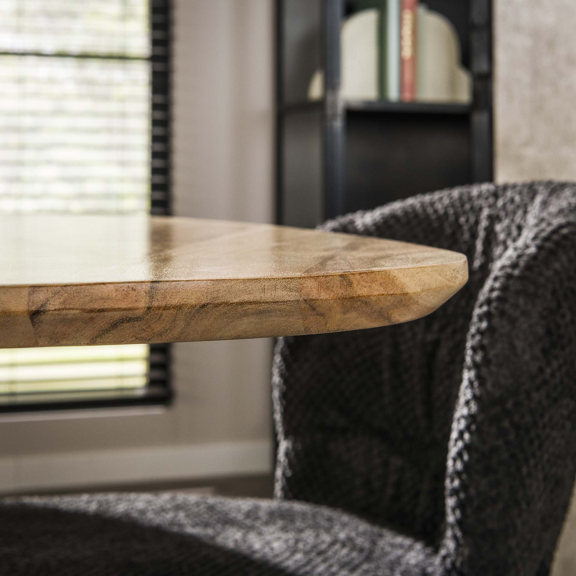 Home Designs Dreieckiger Esstisch aus Akazienholz 135 cm
